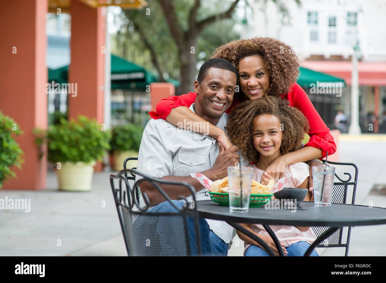 Familie Restaurant im freien Tisch lächelte Stockfoto