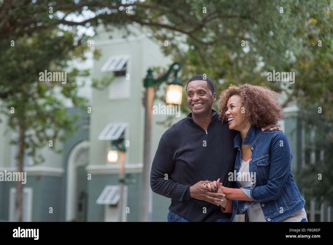 Lächelnde paar Hand in Hand im freien Stockfoto