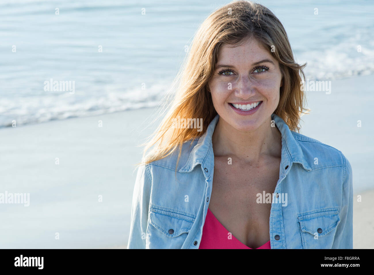 Kaukasische Frau lächelnd am Strand Stockfoto