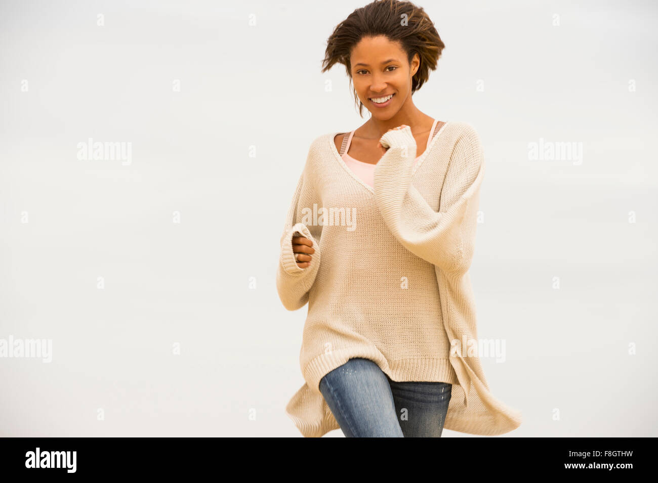 African American Woman walking im freien Stockfoto