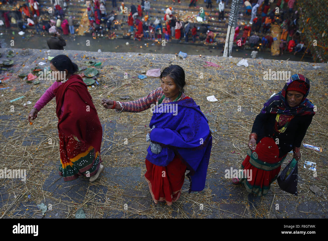 Kathmandu, Nepal. 10. Dezember 2015. Hindu Anhänger fallen die Satbij, die Mischung aus sieben heiligen Samen und 108 Shiva Linga während Bala Chaturdashi Festivals im Pashupatinath Tempel in Kathmandu, Nepal am Donnerstag, Dez. 10, 2015. Samen werden im Gedenken an die Toten geliebten gelöscht. Foto/Skanda Gautam © Skanda Gautam/ZUMA Draht/Alamy Live-Nachrichten Stockfoto