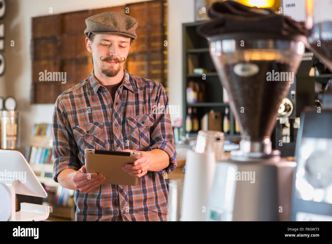 Kaukasischen Mann mit digital-Tablette im café Stockfoto