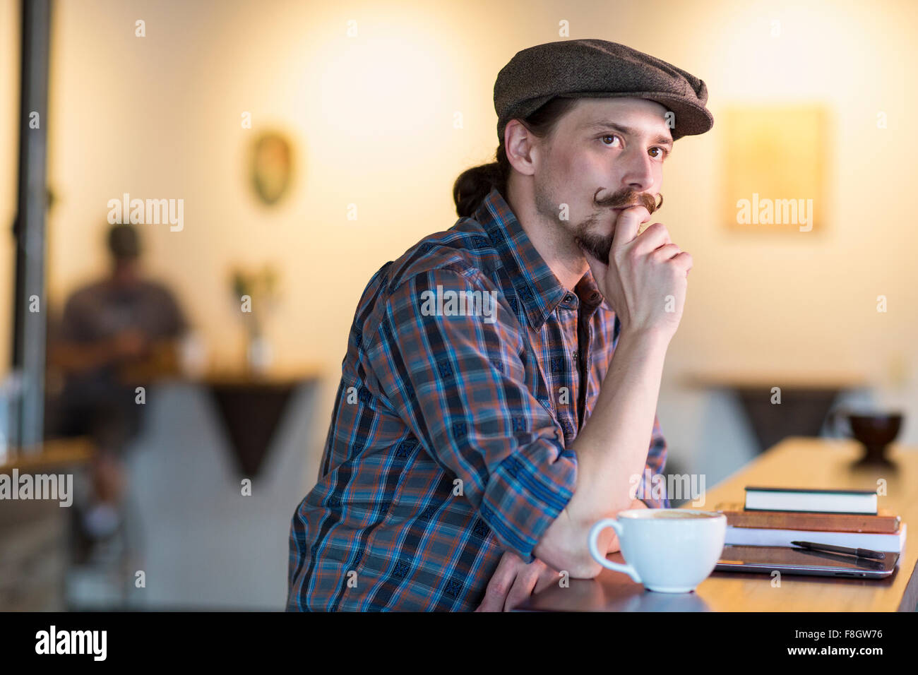 Kaukasischen Mann denken im café Stockfoto