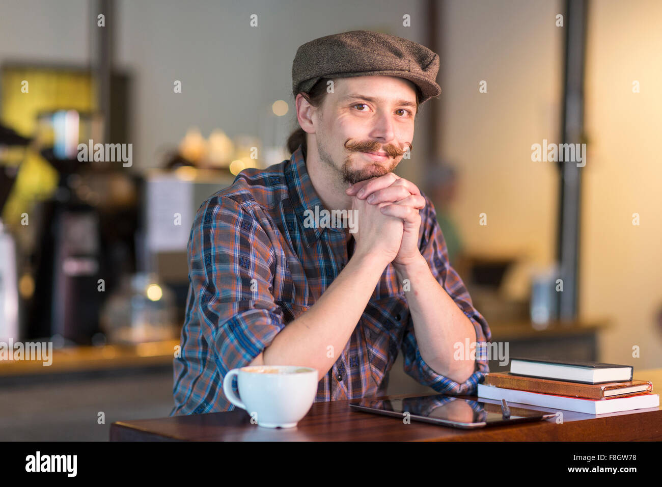 Kaukasischen Mann lächelnd in café Stockfoto