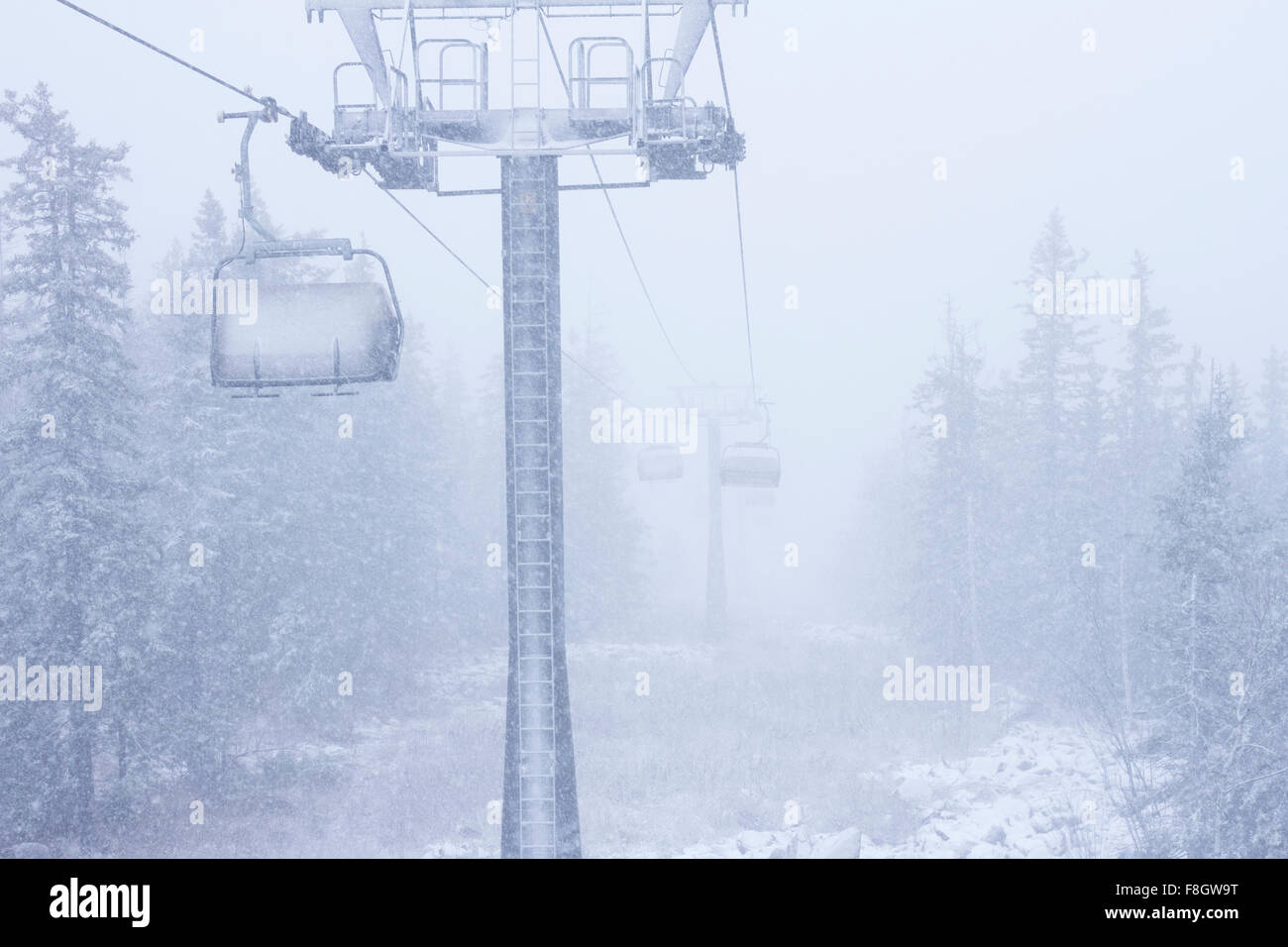 Skilift auf verschneiten Hügel Stockfoto