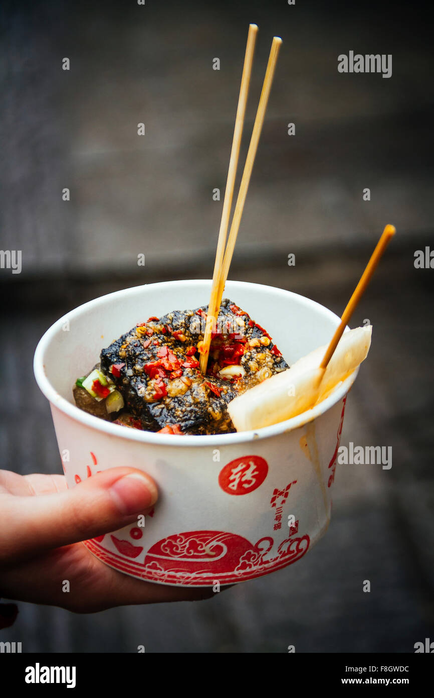 Changsha, Hunan-Provinz, China - eine Schüssel mit leckeren stinky Tofu mit Gurken. Stockfoto