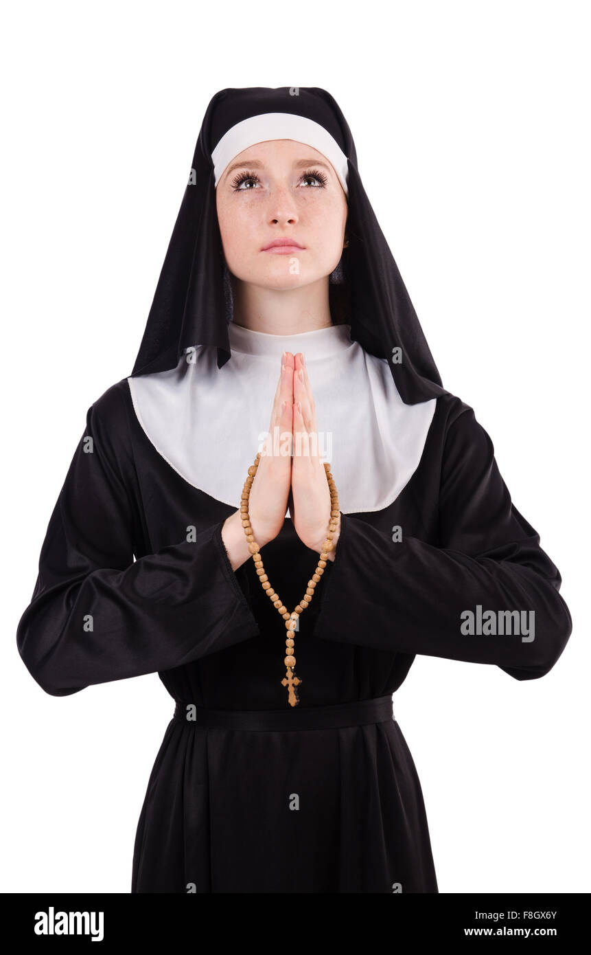Junge betende Nonne mit Perlen isoliert auf weiss Stockfoto