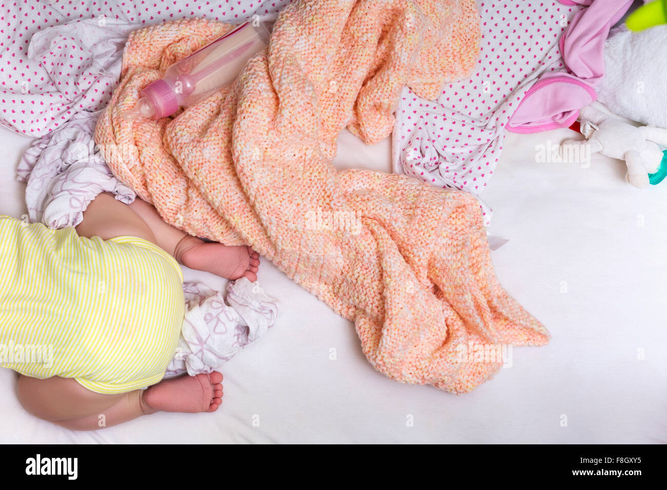 Gemischte Rassen Babymädchen im Bett kriechen Stockfoto