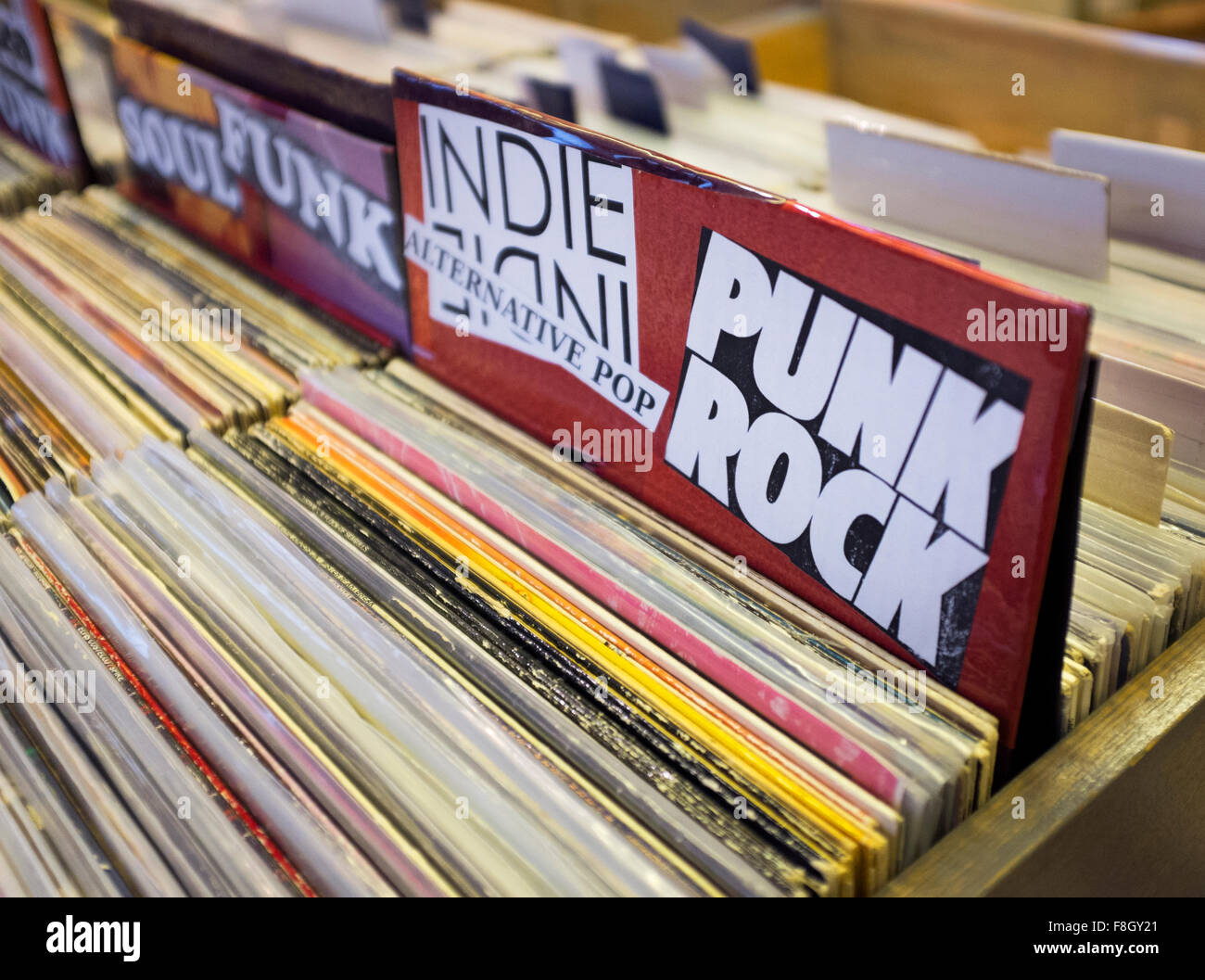 Punk Rock Schallplatten zu verkaufen im Shop Stockfoto