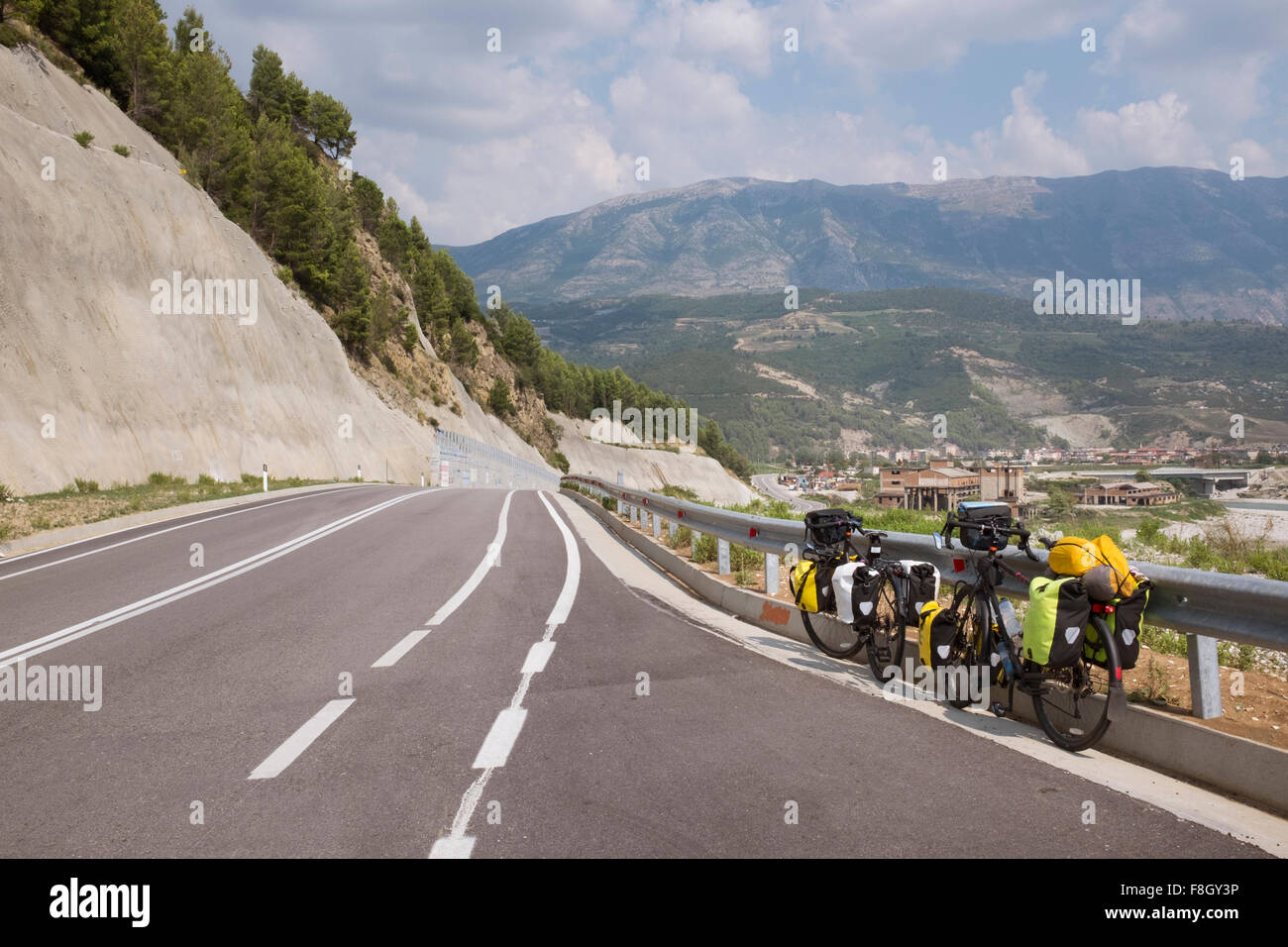 Fahrräder, stützte sich auf Autobahn-Leitplanke Stockfoto