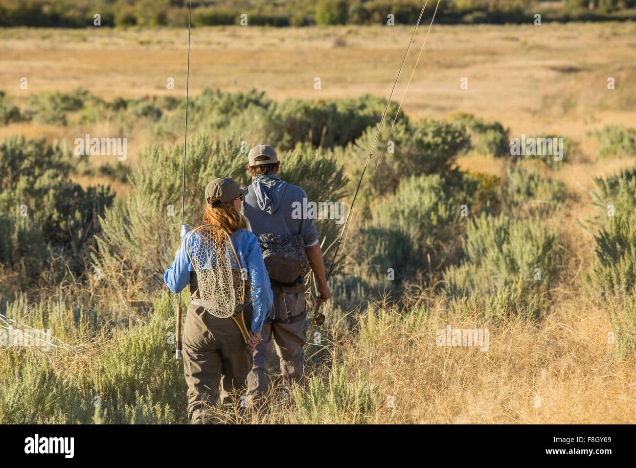 Kaukasische paar mit Fanggeräten im Feld Stockfoto