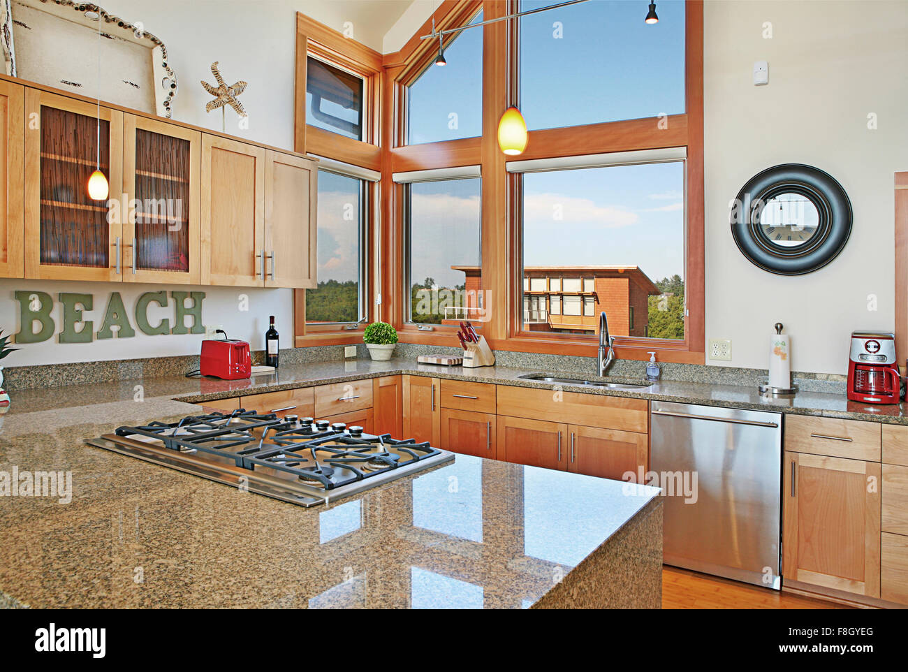 Arbeitsplatten und Windows in modernen Küche Stockfoto