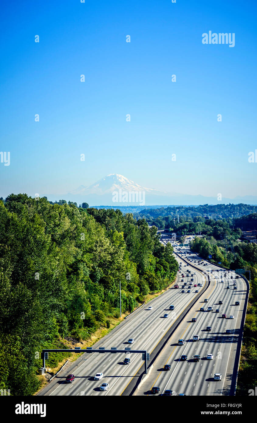 Luftaufnahme von Mount Rainier und Autobahn, Seattle, Washington, Vereinigte Staaten von Amerika Stockfoto