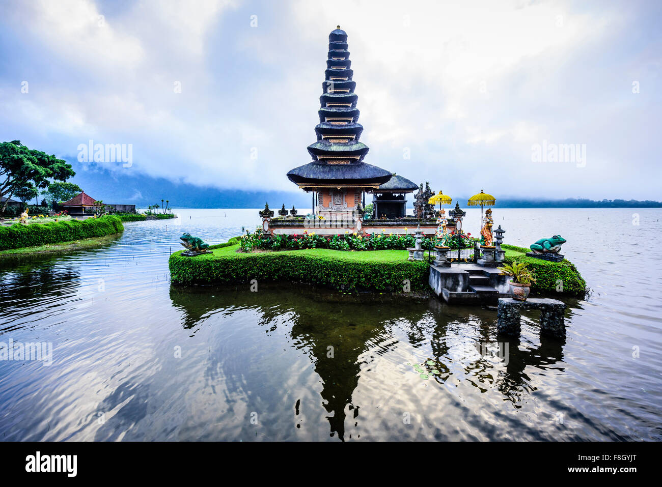 Pagode schwimmt auf Wasser, Baturiti, Bali, Indonesien Stockfoto