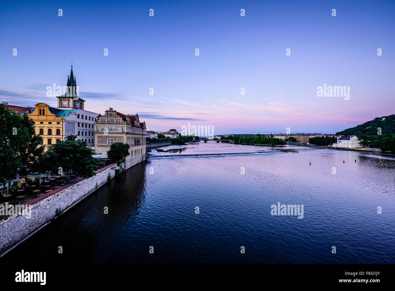 Blauer Himmel über Prag Waterfront, Tschechische Republik Stockfoto