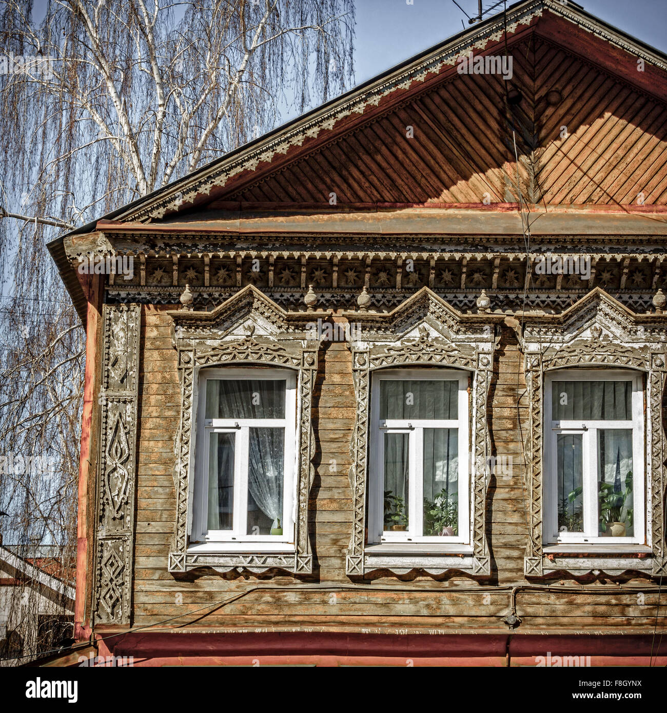 Fragment des traditionellen Fassade des alten Hauses in Samara, Russland Stockfoto
