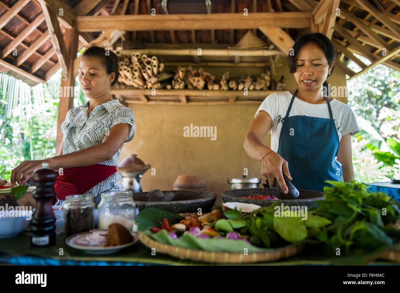 Asiatische Köche kochen in Outdoor-Küche Stockfoto