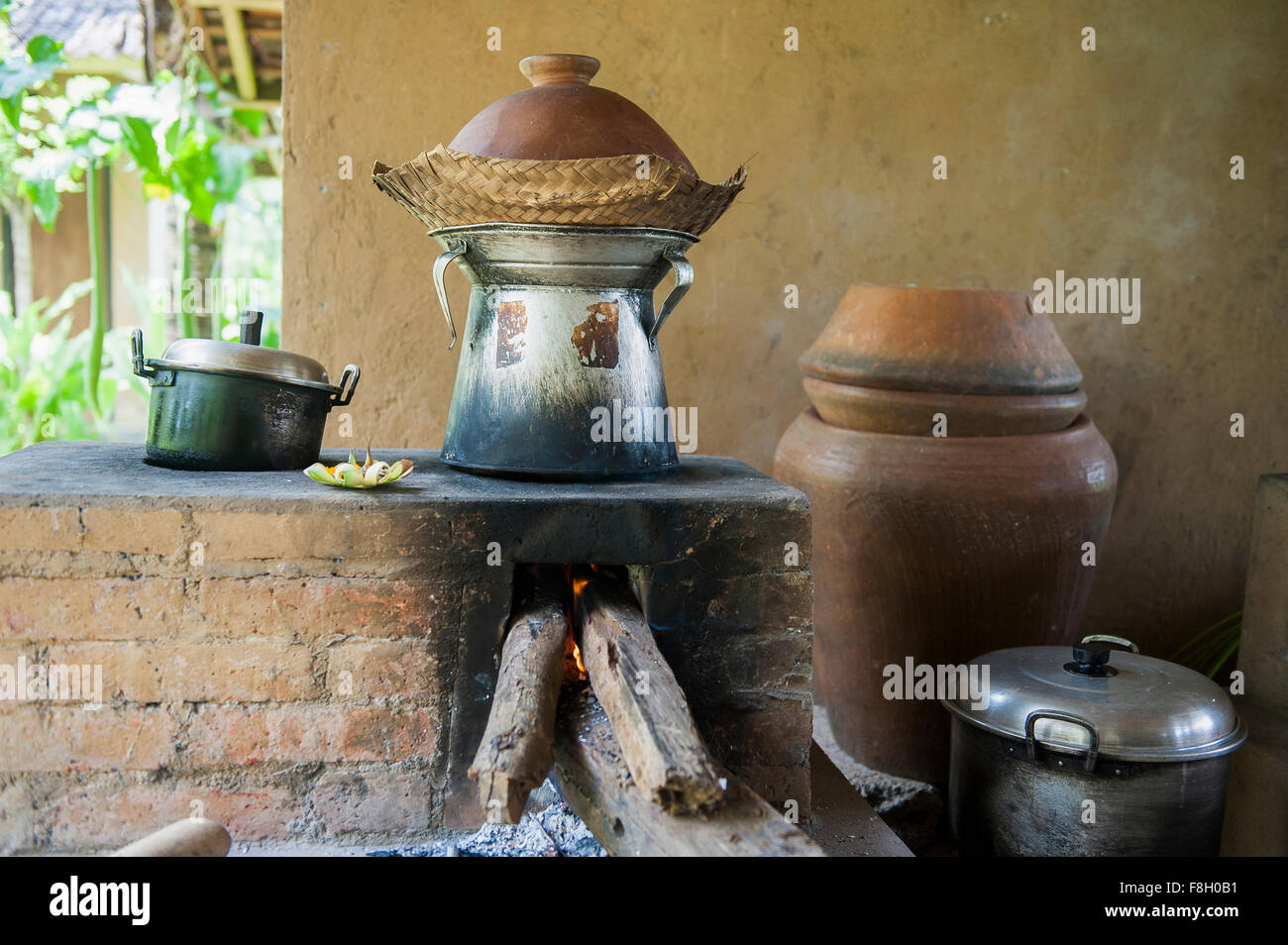 Töpfen Kochen über Holzofen im outdoor-Küche Stockfoto