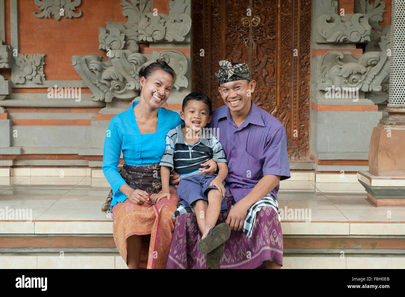 Asiatische Mutter, Vater und Sohn Lächeln Außenseite reich verzierte Gebäude Stockfoto