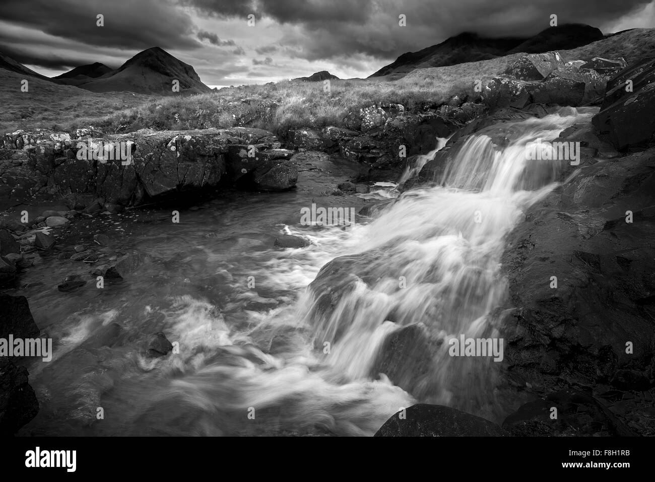 Wasserfall über die Felsen in ländlichen Landschaft Stockfoto