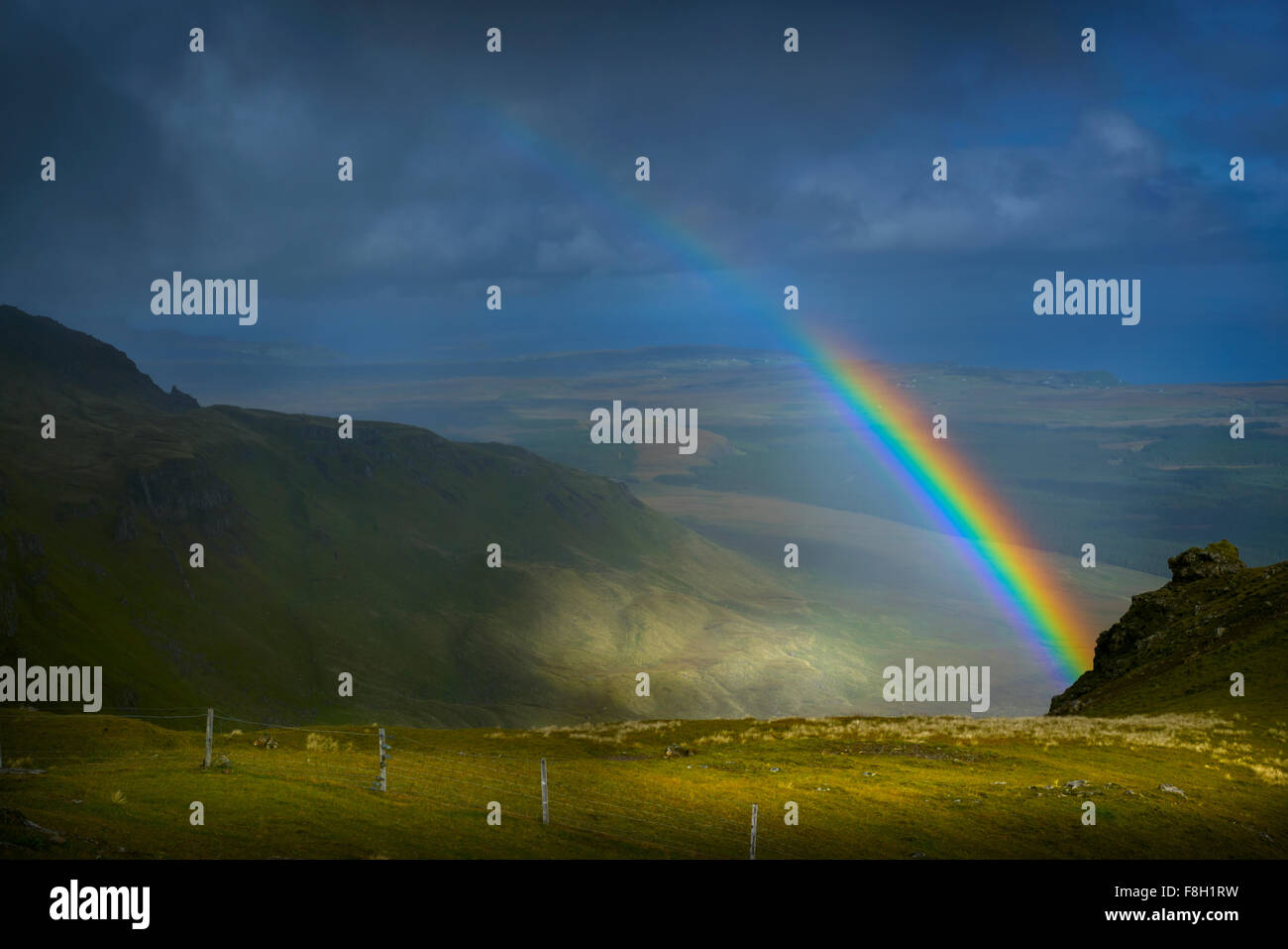 Regenbogen über ländliche Landschaft Stockfoto