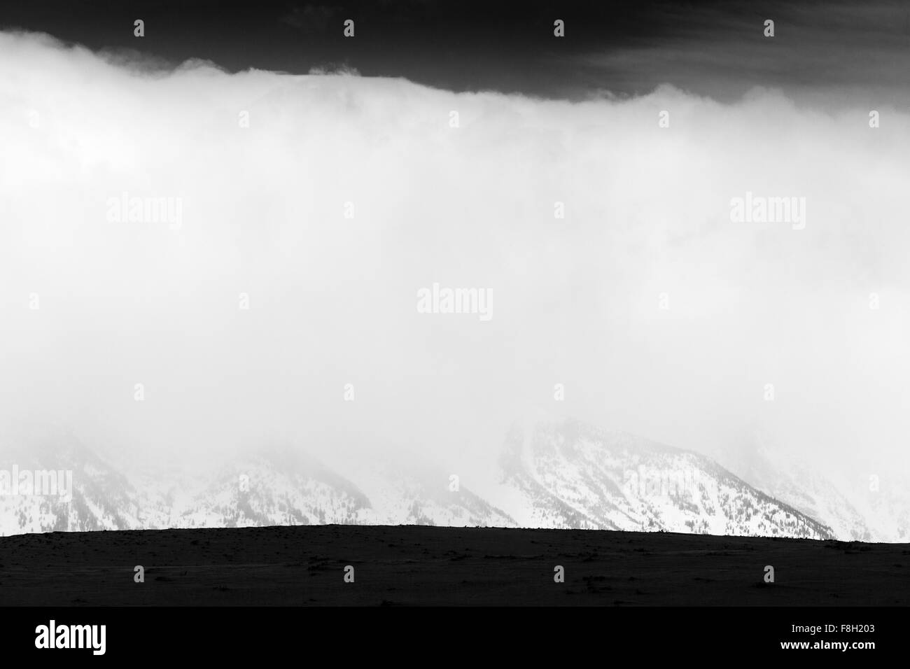 Ein Wintersturm klammert sich an die Teton Mountains im Grand-Teton-Nationalpark, Wyoming. Stockfoto