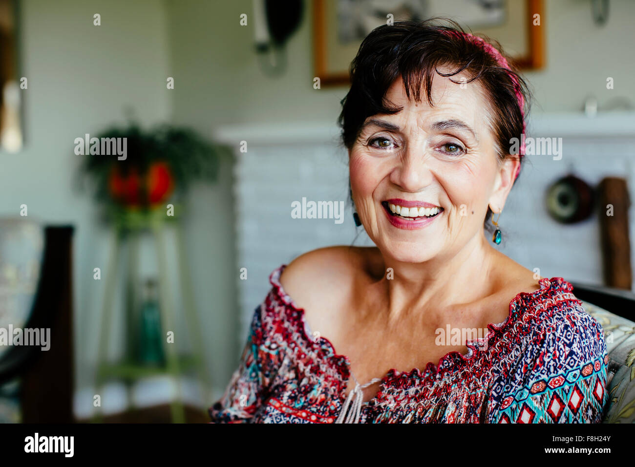 Kaukasische Frau lächelnd im Innenbereich Stockfoto