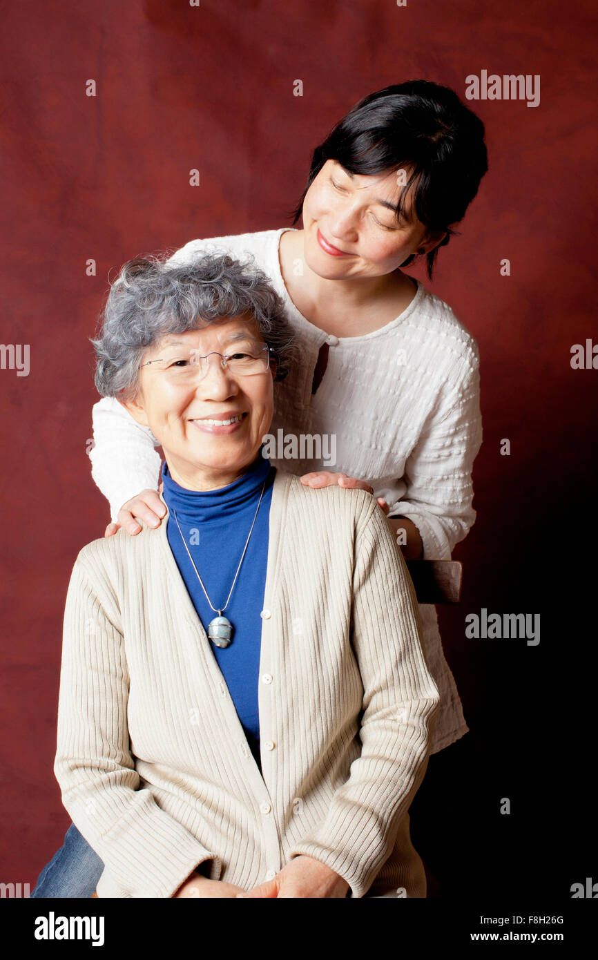 Japanische Mutter und Tochter lächelnd Stockfoto