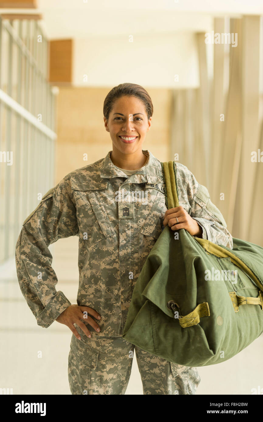 Afrikanische amerikanische Soldat lächelnd in Flughafen Stockfoto