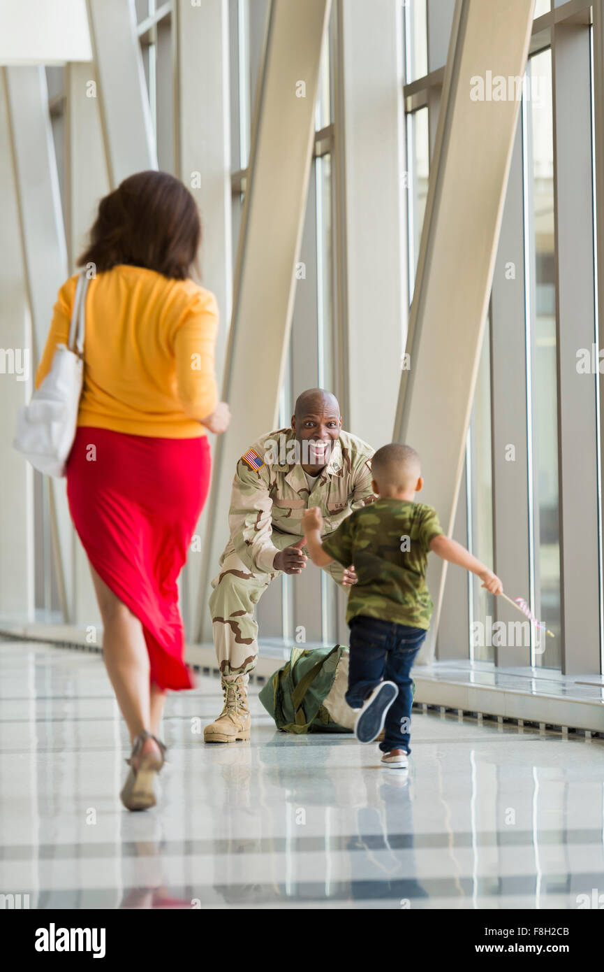 Afrikanische amerikanische Soldat Gruß Familie in Flughafen Stockfoto