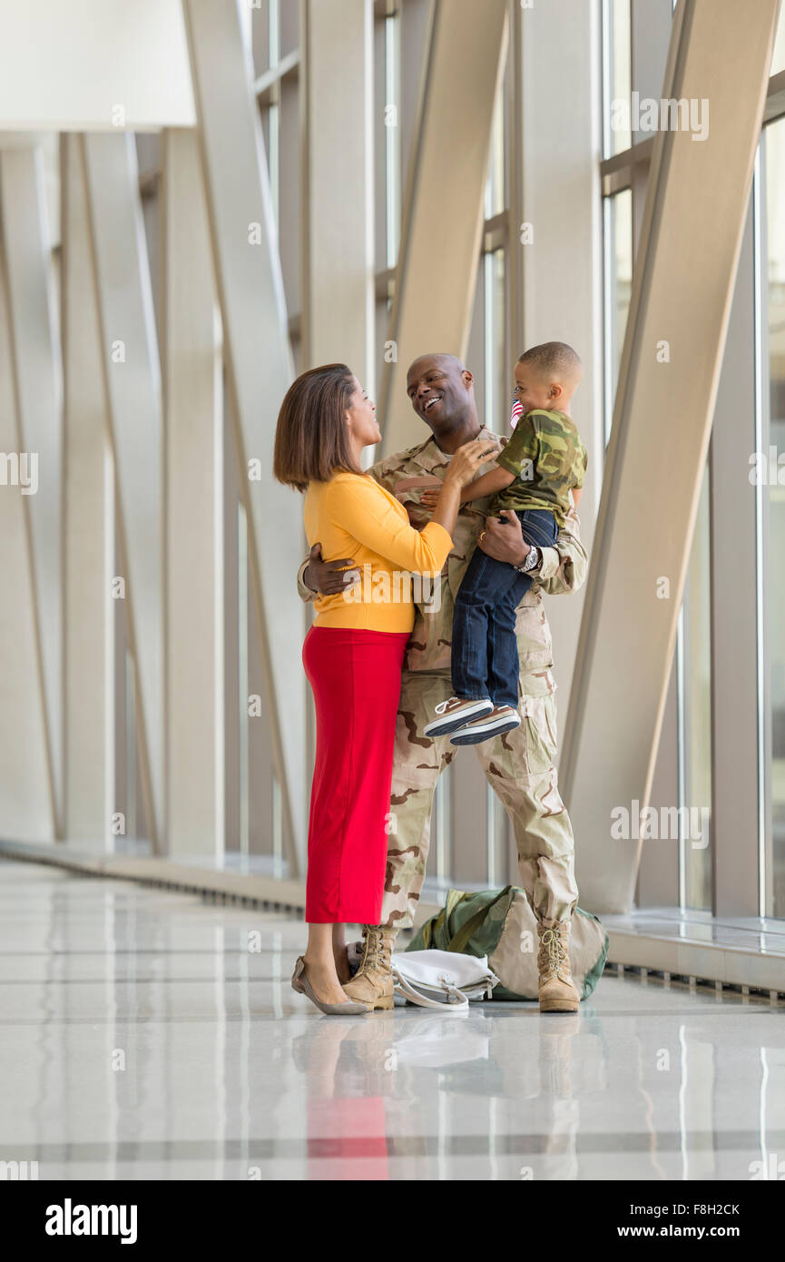 Afrikanische amerikanische Soldat Gruß Familie in Flughafen Stockfoto