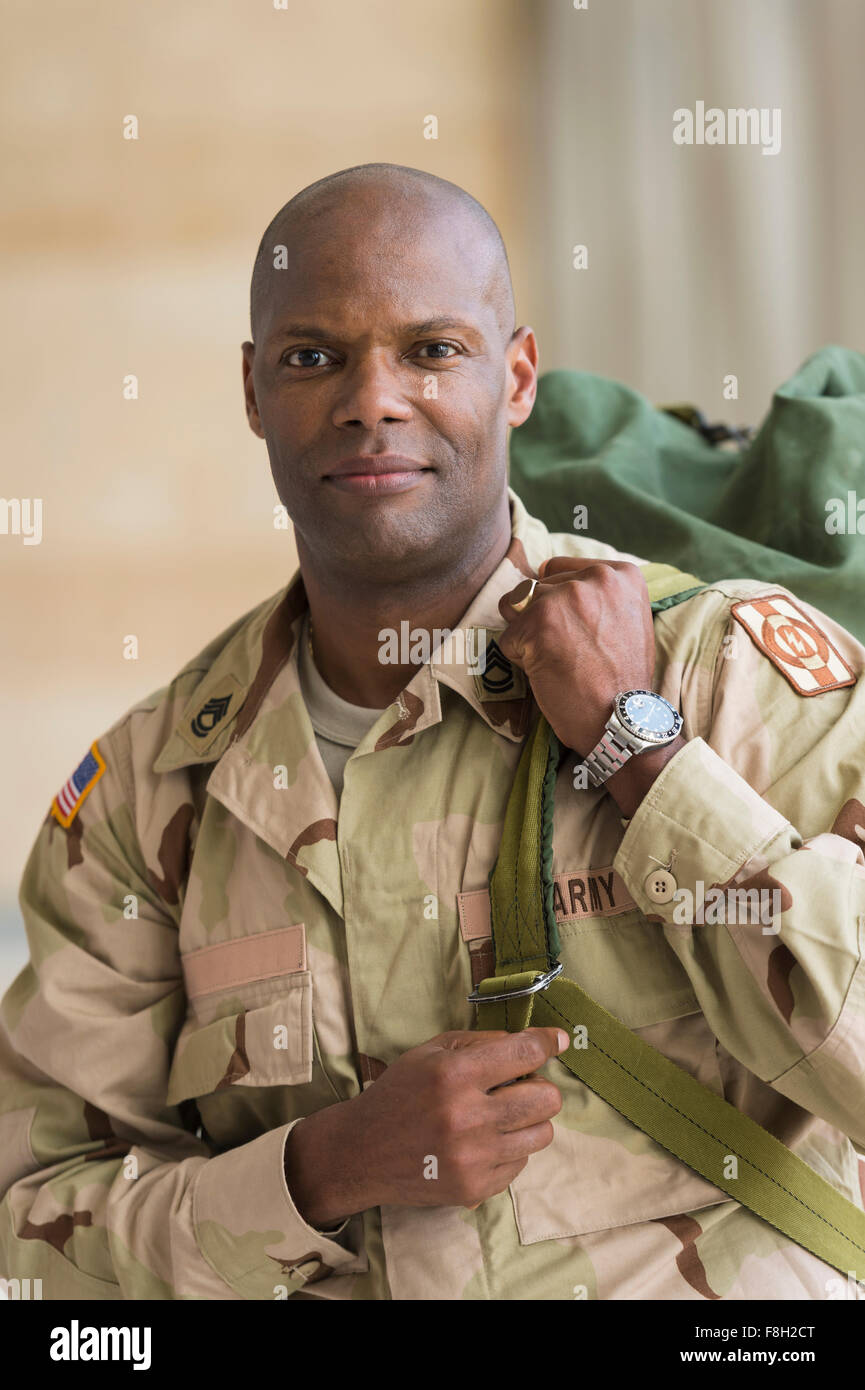 Afrikanische amerikanische Soldaten trägt Seesack Stockfoto