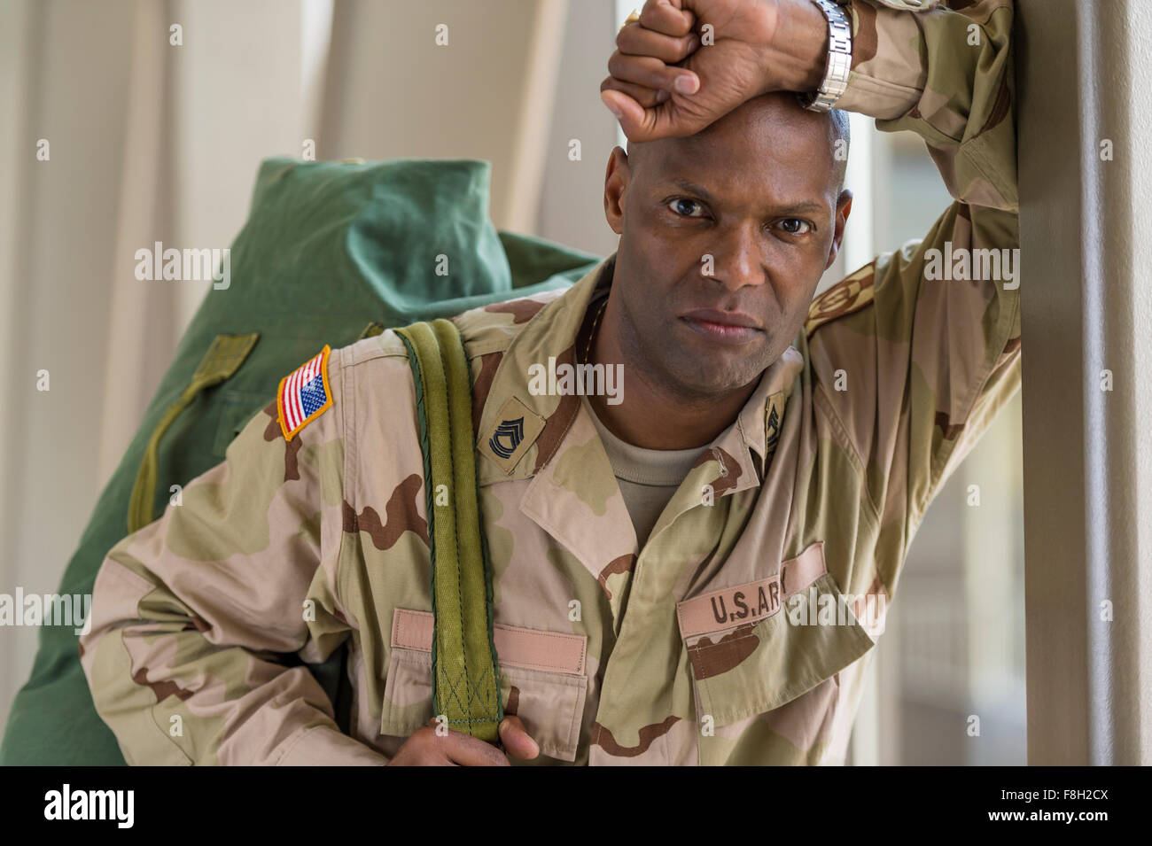 Afrikanische amerikanische Soldaten trägt Seesack Stockfoto