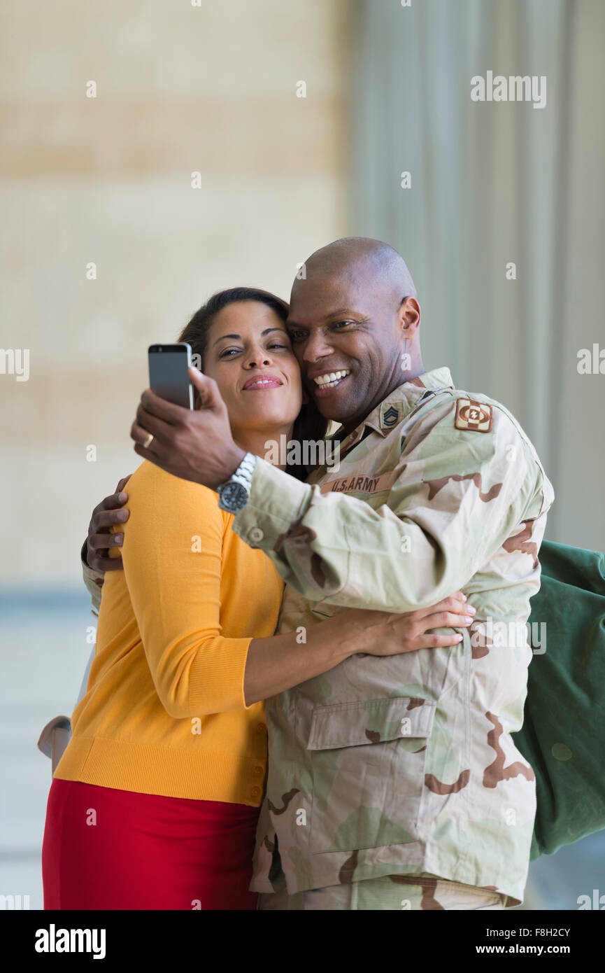 US-amerikanischer Soldat und Frau unter selfie Stockfoto