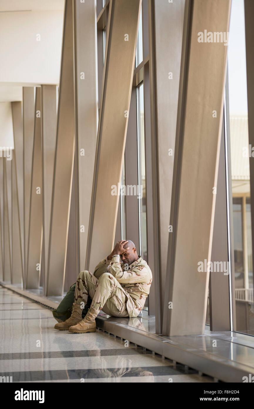 Afrikanische amerikanische Soldaten sitzen im Flughafen Stockfoto
