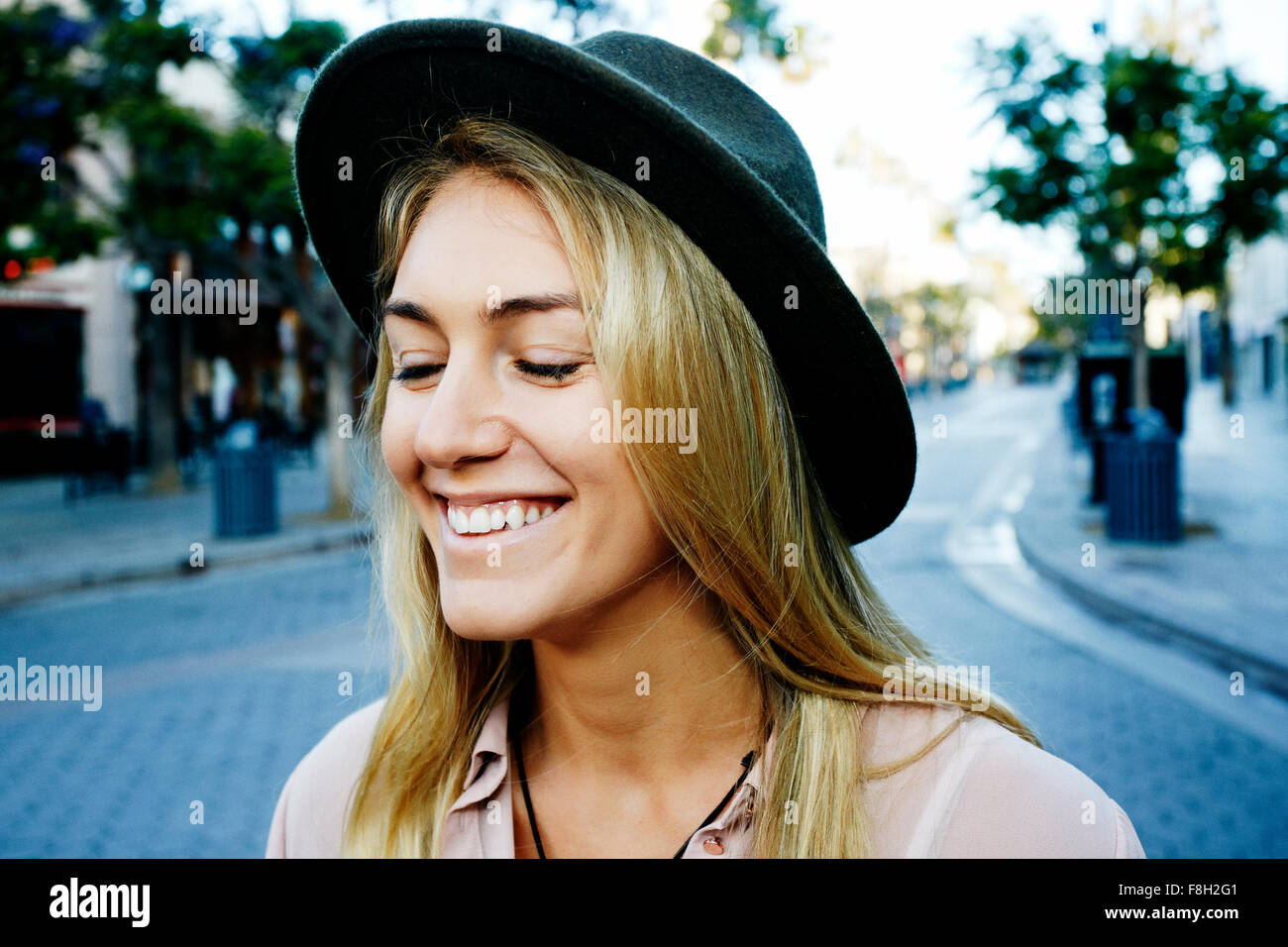 Kaukasische Frau lächelnd im freien Stockfoto