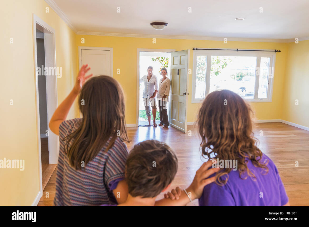 Familie bewundern neues Zuhause Stockfoto