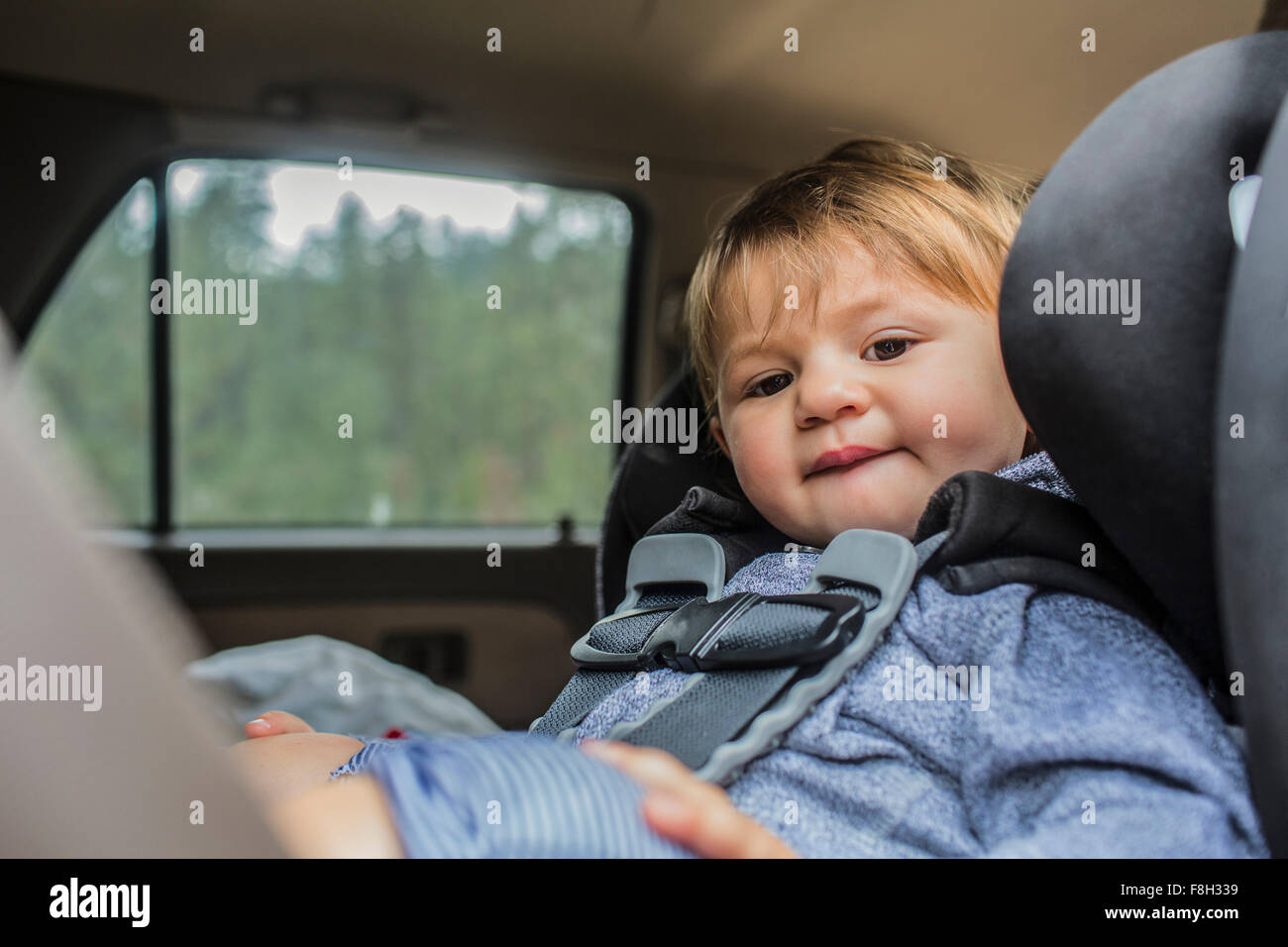 Gemischte Rassen Mädchen sitzen im Autositz Stockfoto