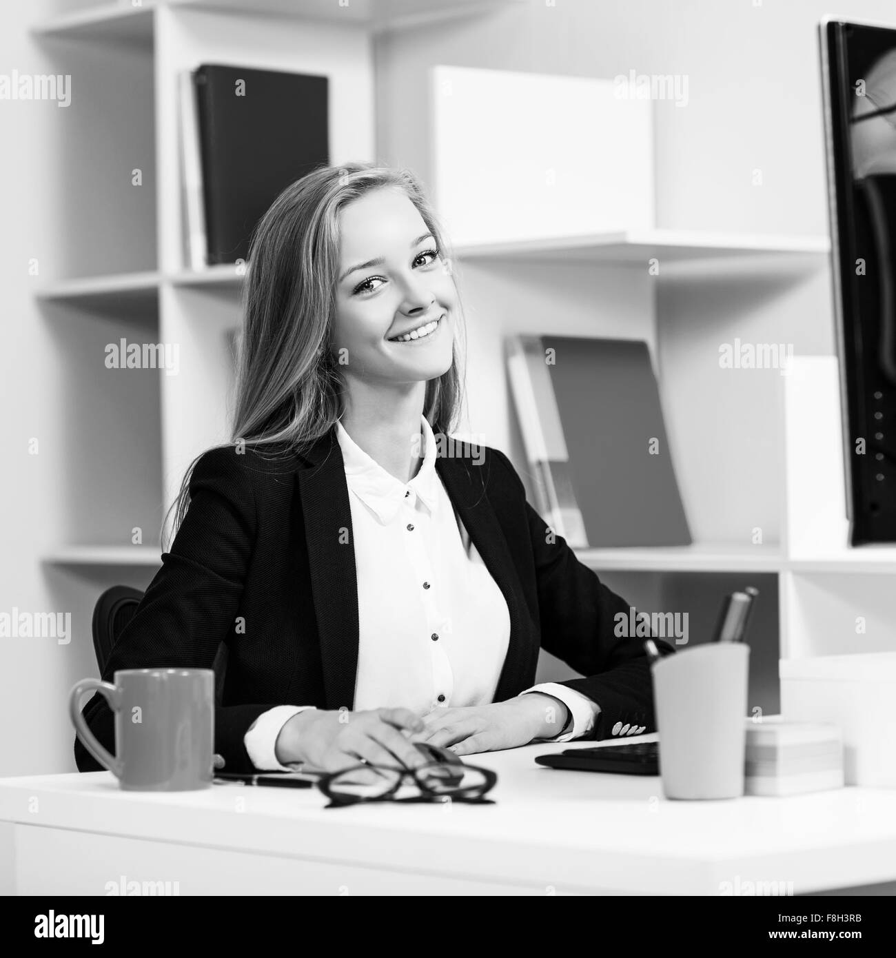 Frau sitzt am Schreibtisch mit computer Stockfoto