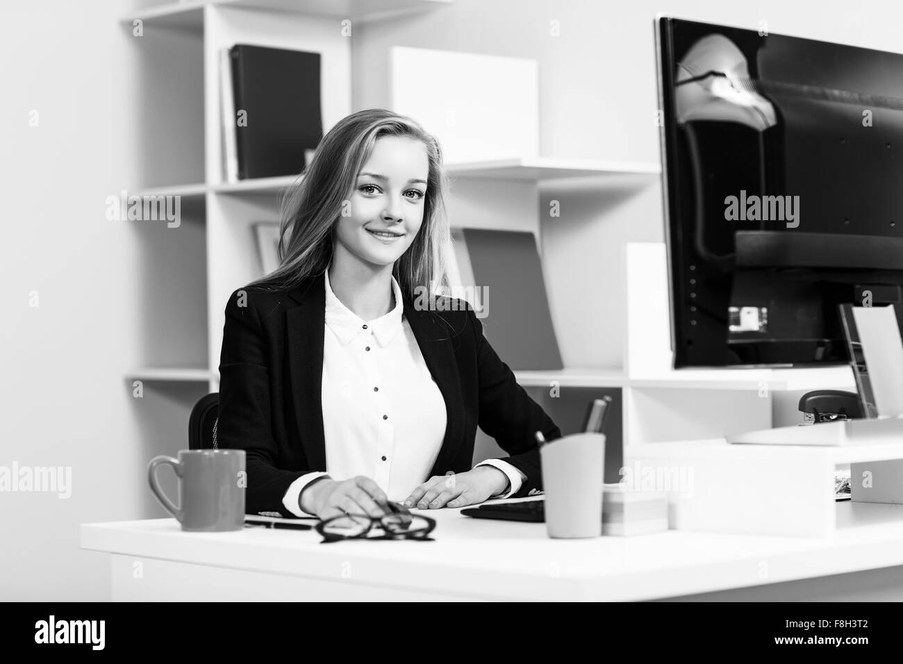 Frau sitzt am Schreibtisch mit computer Stockfoto