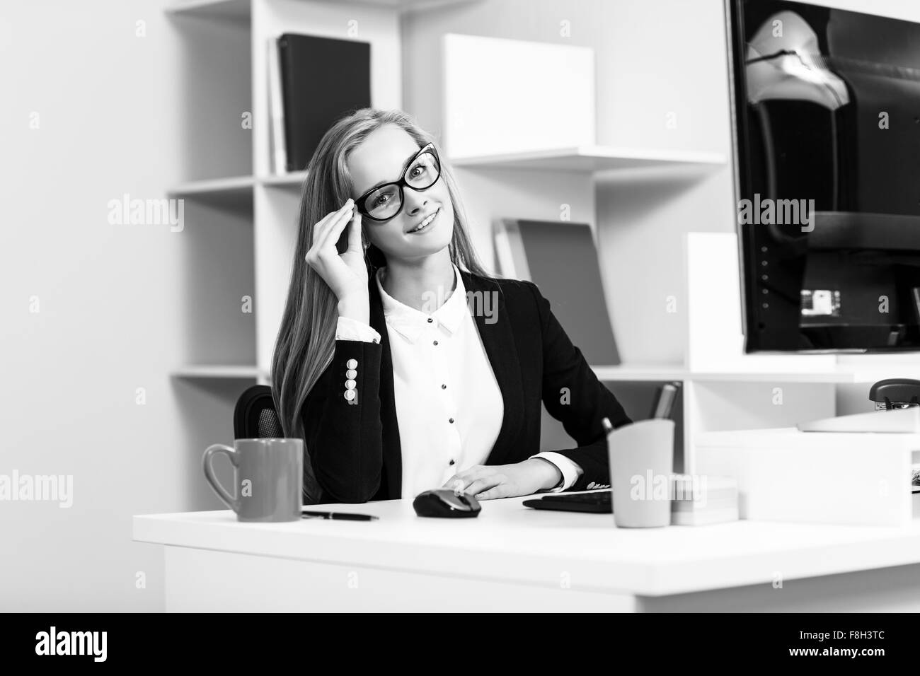 Frau sitzt am Schreibtisch mit computer Stockfoto