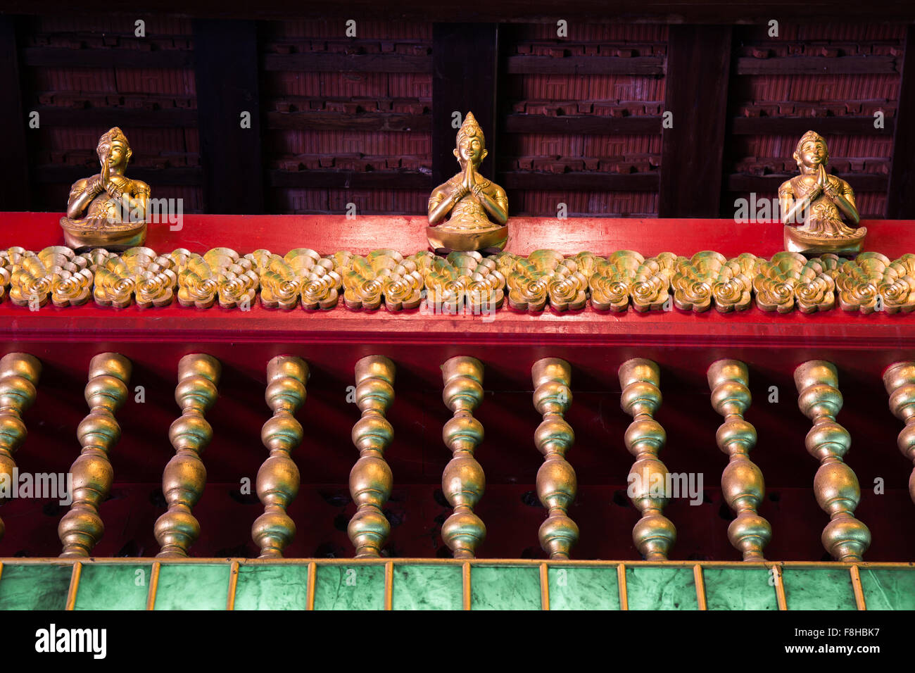 Balustrade aus Thai-Kirche im Wat Phra Kaeo - Chiang Rai, Thailand Stockfoto