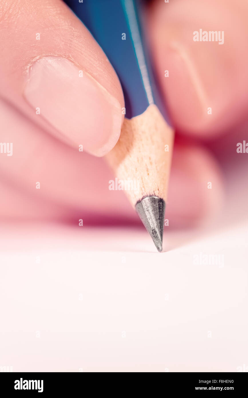 Makroaufnahme der männlichen Hand schriftlichen Notizen mit Bleistift auf einem Stück Papier, selektiven Fokus Stockfoto