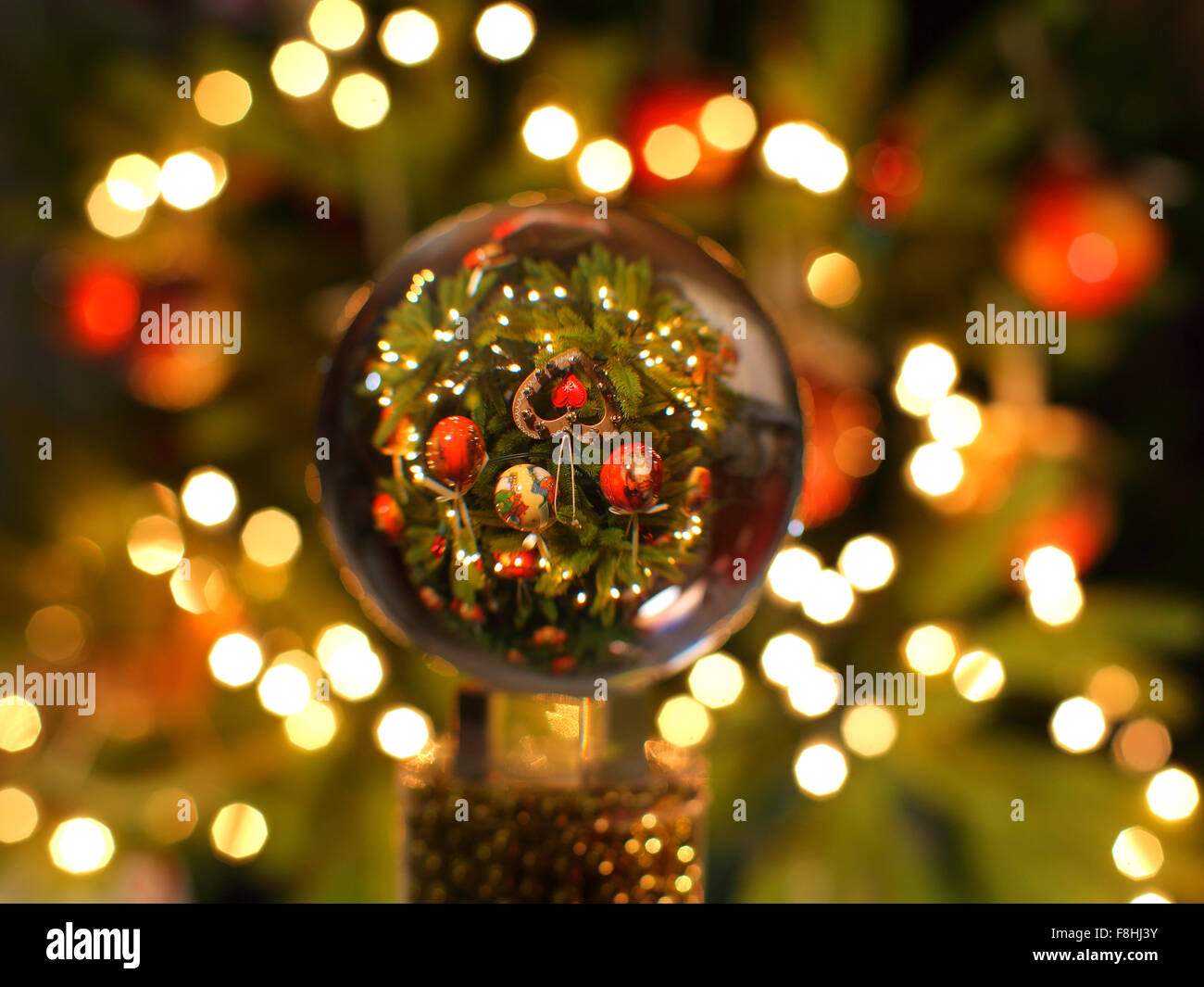 Geschenke unter dem Weihnachtsbaum-Kugel, Raum, Kristall Stockfoto