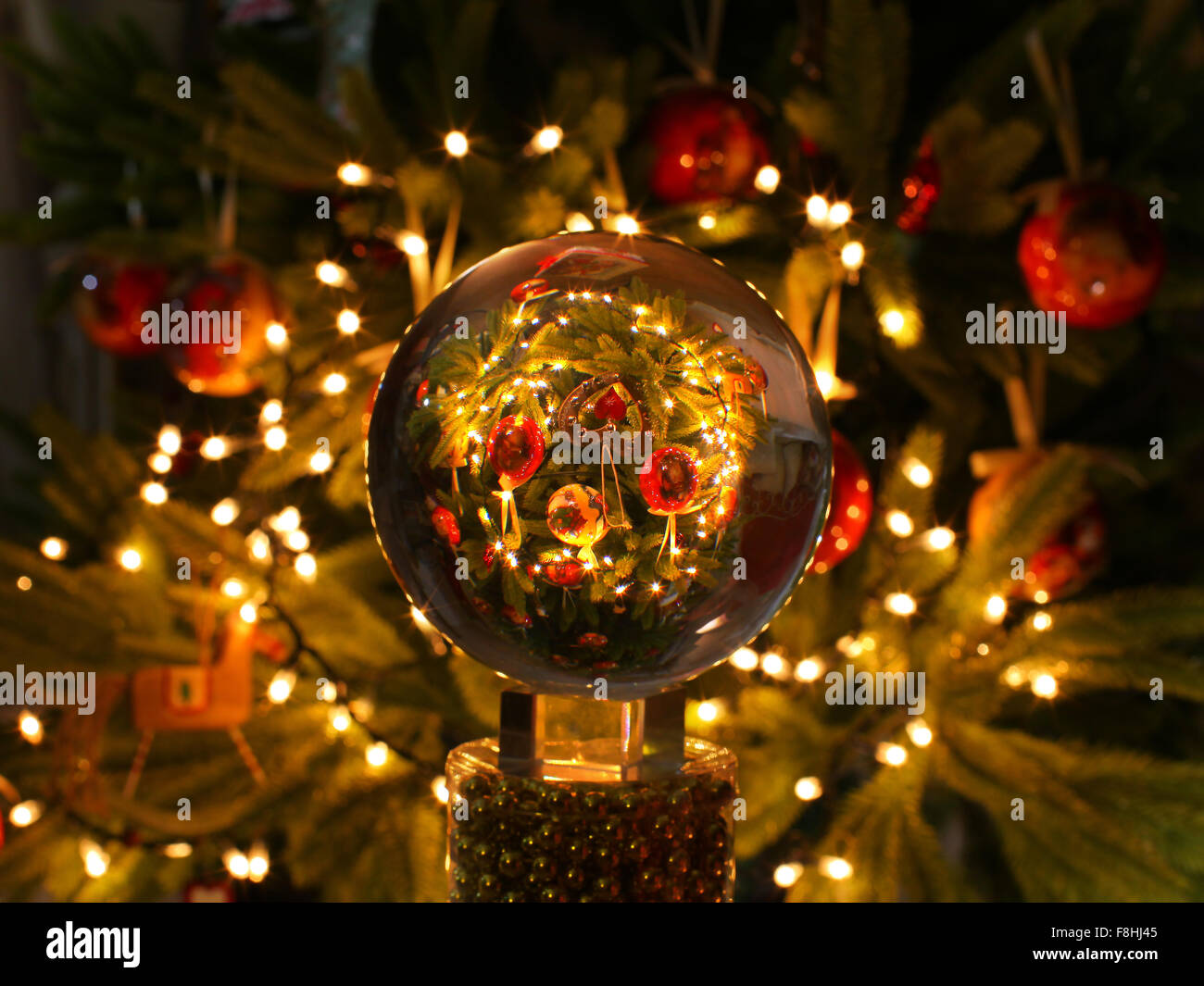 Geschenke unter dem Weihnachtsbaum-Kugel, Raum, Kristall Stockfoto