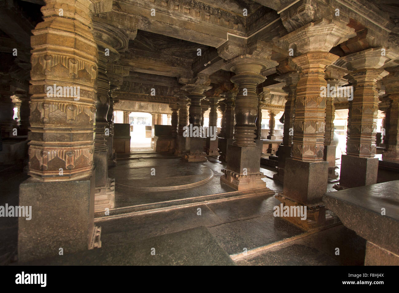 Innenräume der Tempel-Komplex bei Banavasi in Sirsi. Hier ist die Tanzfläche für die Leistung, die Shivalingam. Stockfoto