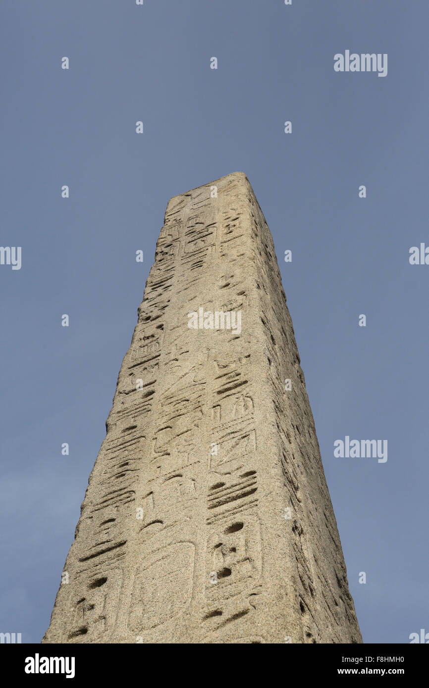 Heiroglyphics auf Kleopatras Nadel, die alten ägyptischen Obelisken am Victoria Embankment in London, Großbritannien Stockfoto