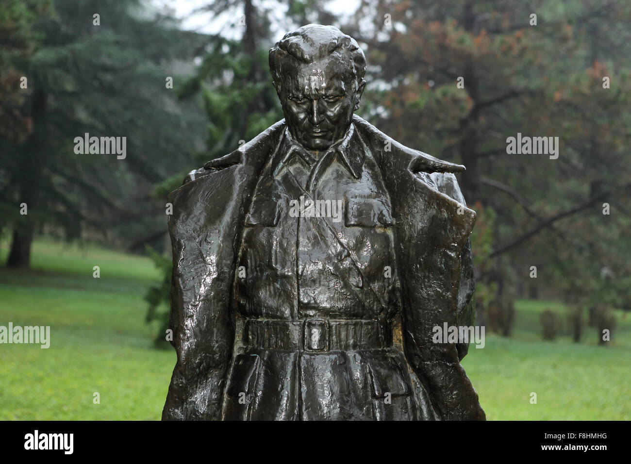 Skulptur von Josip Broz Tito außerhalb des Hauses der Blumen in Belgrad, Serbien. Tito (1892-1980) war der Führer von Jugoslawien. Stockfoto