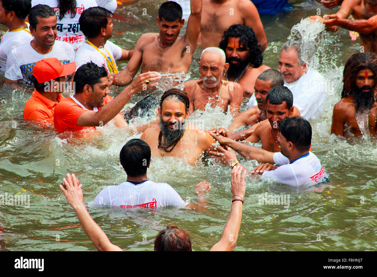 Shahi Snan. Heilige Männer und Liebhaber königlichen Bad im heiligen Fluss zu nehmen. Kumbh Mela, Nasik, Maharashtra, Indien Stockfoto