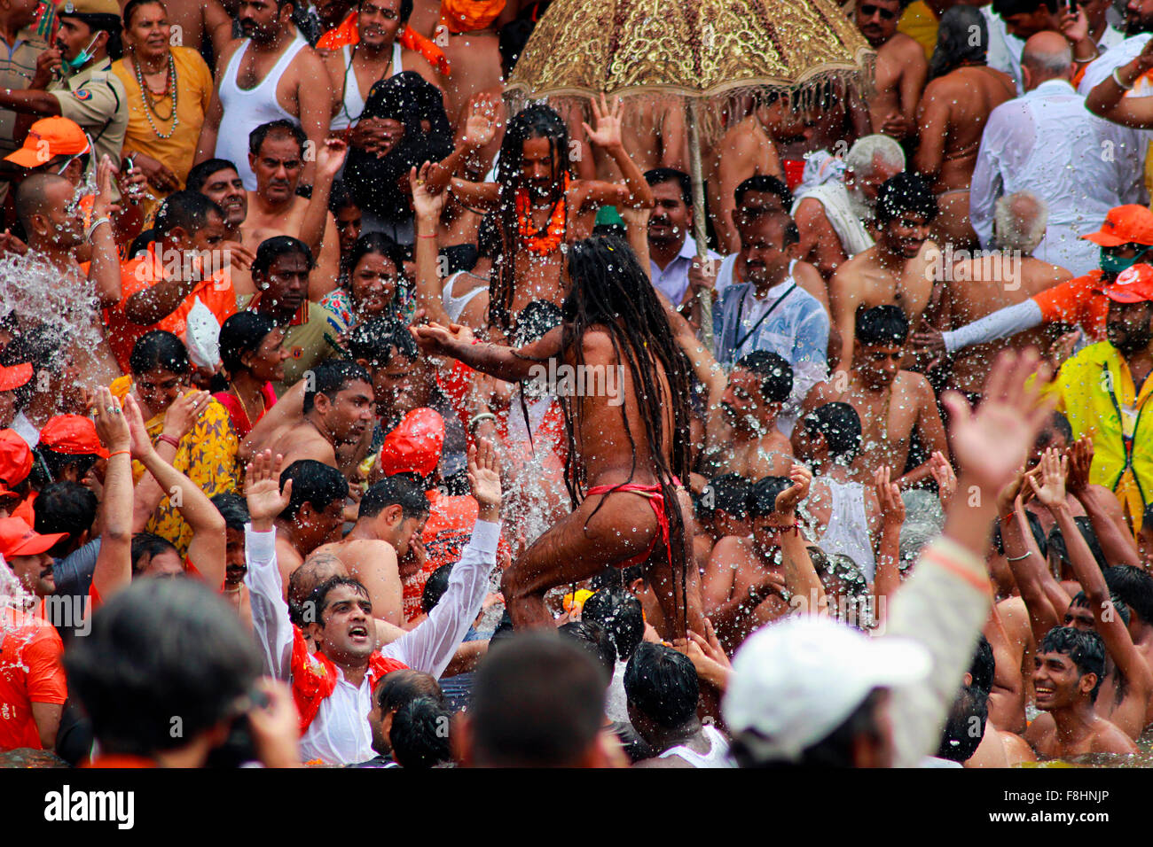 Shahi Snan. Heilige Männer und Liebhaber königlichen Bad im heiligen Fluss zu nehmen. Kumbh Mela, Nasik, Maharashtra, Indien Stockfoto